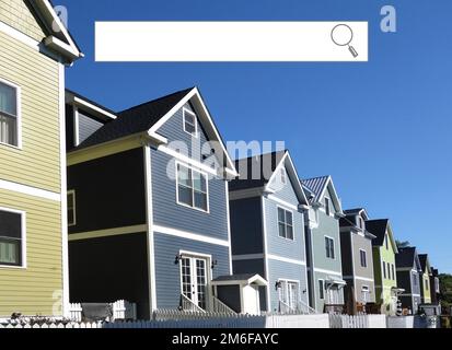 Fenêtre de recherche Internet et rue de quartier avec de nouvelles maisons Banque D'Images