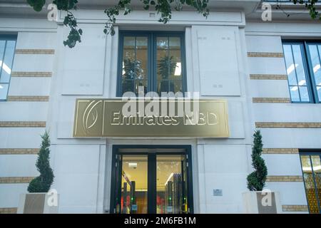 Londres - décembre 2022 : banque Emirates NBD à Knightsbridge. Un grand groupe bancaire multinational basé aux Émirats arabes Unis Banque D'Images