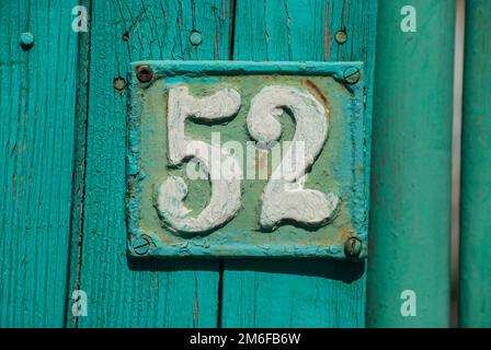 Ancienne plaque en fonte rétro avec fermeture numéro 52 Banque D'Images