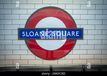 Londres - décembre 2022 : station de métro Sloane Square, station de métro District et Circle Line dans le quartier chic de Chelsea et Kensington Banque D'Images