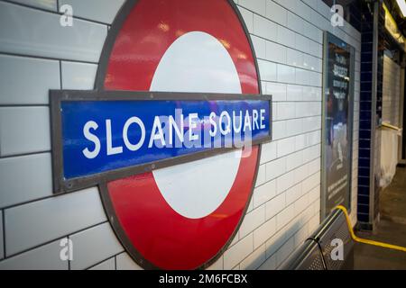 Londres - décembre 2022 : station de métro Sloane Square, station de métro District et Circle Line dans le quartier chic de Chelsea et Kensington Banque D'Images