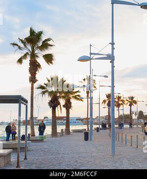 Touristes promenades Paphos Chypre Banque D'Images