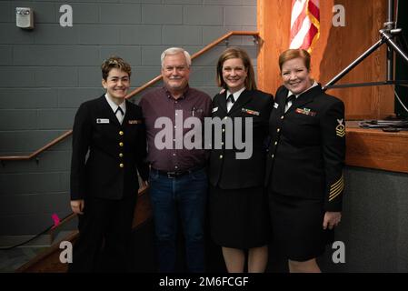 MASON, Ohio (27 avril 2022) les membres de la United States Navy Band Sea Chanters chorus s'arrêtent pour une photo avec John Bothwell, ancien élève de Sea Chanters, après un concert à la Mason Middle School. Les Sea Chanters se sont produits dans sept états lors de leur tournée de 13 villes et 2 000 miles, reliant les communautés à travers le pays à leur marine. National Tour, Navy, Navy Band, Sea Chanters Chorus, Banque D'Images