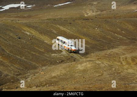 Véhicule tout-terrain sur fond de paysage de montagne Banque D'Images