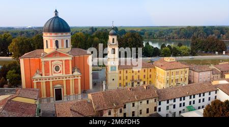 Vue aérienne de la cathédrale de Boretto , Émilie-Romagne. Italie Banque D'Images
