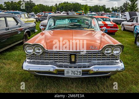 Iola, WI - 07 juillet 2022: Vue de face d'un 1959 Plymouth Sport Fury 2 portes Hardtop à un salon de voiture local. Banque D'Images