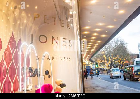 Londres - 2022 décembre : Peter Jones grand magasin sur Sloane Square Kings Road à Chelsea, propriété de John Lewis Banque D'Images