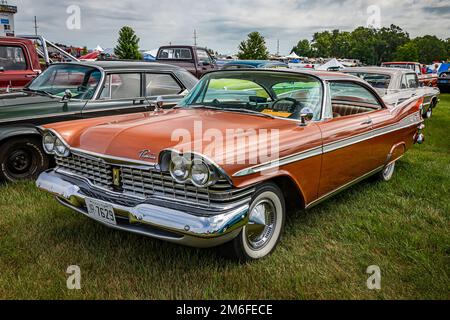 Iola, WI - 07 juillet 2022: Vue d'angle avant à haute perspective d'un 1959 Plymouth Sport Fury 2 portes Hardtop à un salon de voiture local. Banque D'Images