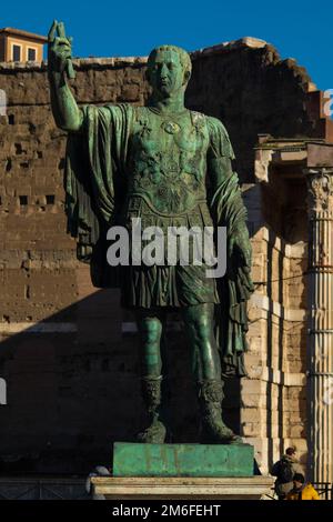 Statue de Marco Coceyo Nerva en laiton, rue via dei Fori Imperiali. Rome, Italie Banque D'Images