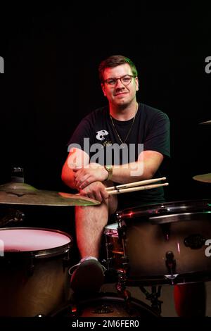 Le batteur Jon Beavis est photographié à Factory Studios, Bristol. Banque D'Images