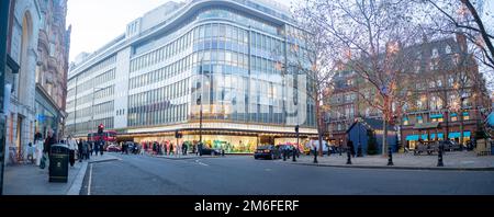 Londres- décembre 2022: Sloane Square panorama, rue de marque de terre dans le centre-ouest de Londres dans la région de Knighsbridge / Chelsea Banque D'Images