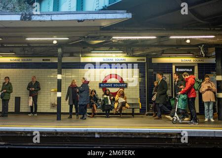 Londres - décembre 2022 : station de métro Sloane Square, station de métro District et Circle Line dans le quartier chic de Chelsea et Kensington Banque D'Images