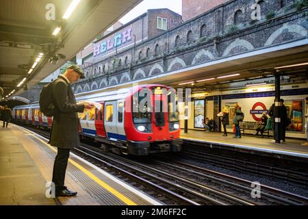 Londres - décembre 2022 : station de métro Sloane Square, station de métro District et Circle Line dans le quartier chic de Chelsea et Kensington Banque D'Images