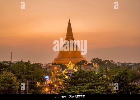 Coucher de soleil dans la province de Phra Pathom Chedi Nakhon Pathom, Thaïlande Banque D'Images