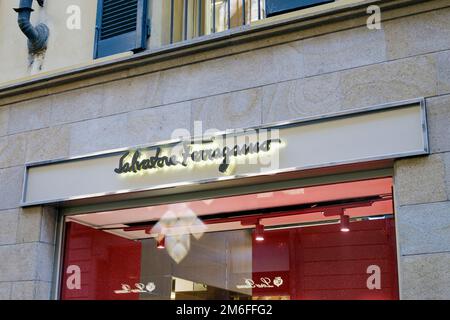 Milan via Montenapoleone Italie. Grande vitrine de la marque de luxe Ferragamo, entrée Banque D'Images