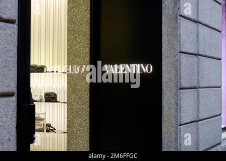 Milan via Montenapoleone Italie. Grande vitrine de la marque de luxe Ferragamo, entrée Banque D'Images