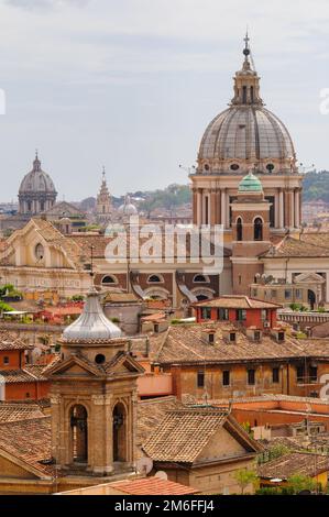Vue panoramique sur les toits de Rome avec les basiliques catholiques et les monuments, Italie Banque D'Images