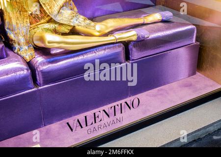 Milan via Montenapoleone Italie. Vitrine du magasin de mode de luxe Valentino, entrée Banque D'Images