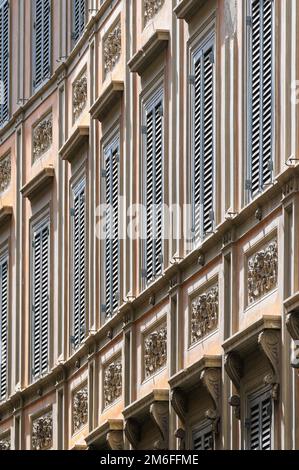 Ancienne maison de pluie avec volets en été dans le quartier médiéval de Trastevere à Rome, Italie Banque D'Images