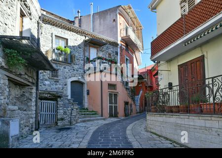 Une rue étroite parmi les vieilles maisons de Rapolla, un village de la province de Potenza en Italie. Banque D'Images