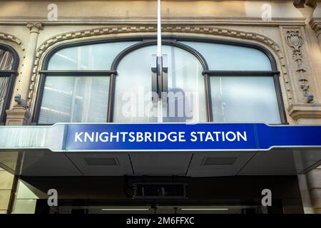 Londres - décembre 2022 : gare de Knightsbridge dans le centre-ouest de Londres, un lieu de vente au détail haut de gamme. Banque D'Images