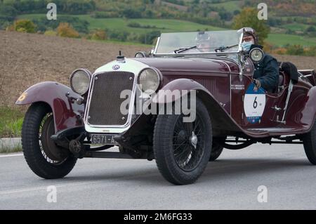 O.M. 665 SS MM 1930 sur une vieille voiture de course en rallye mille Miglia 2020 la célèbre course historique italienne (1927-1957) Banque D'Images