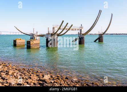 Monument à l'abolition de l'esclavage, par le sculpteur français Jean-Claude Mayo, dans l'estuaire de la Loire à Saint-Nazaire, France. Banque D'Images