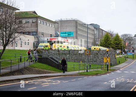 Truro, Royaume-Uni, 4th janvier 2023, des ambulances attendent devant A & E à l'hôpital Royal Cornwall de Treliske, Truro. Les patients doivent attendre leur tour, ce qui peut être de nombreuses heures pour être pris dans A&E pour être vu. Cela est dû à un arriéré de patients de l'hôpital qui ne peuvent pas être renvoyés dans la communauté lorsqu'ils sont prêts à être libérés, ainsi qu'à une pression supplémentaire sur les lits due à Covid-19 et à la grippe.Credit: Keith Larby/Alamy Live News Banque D'Images