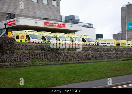 Truro, Royaume-Uni, 4th janvier 2023, des ambulances attendent devant A & E à l'hôpital Royal Cornwall de Treliske, Truro. Les patients doivent attendre leur tour, ce qui peut être de nombreuses heures pour être pris dans A&E pour être vu. Cela est dû à un arriéré de patients de l'hôpital qui ne peuvent pas être renvoyés dans la communauté lorsqu'ils sont prêts à être libérés, ainsi qu'à une pression supplémentaire sur les lits due à Covid-19 et à la grippe.Credit: Keith Larby/Alamy Live News Banque D'Images