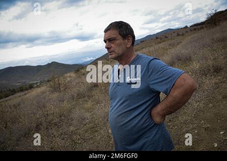 Giorgi Begiashvili (50) près du territoire occupé. Comme Giorgi l'a mentionné à environ 100 mètres, il ya des Russes, contrôlant le territoire occupé et les clôtures barbelées qui sont déplacées à temps, il y a eu de nombreux cas lorsque les gardes russes ont enlevé des gens, comme les villageois sont effrayés vivant dans la zone de peur, à Mejvriskhevi, Géorgie sur 15 octobre 2022. 14 ans se sont écoulés depuis la deuxième invasion de la région de l'Ossétie du Sud en Géorgie. La deuxième fois que les forces militaires russes ont réussi à s'emparer du territoire, elle a commencé à reconnaître comme l'État de facto de l'Ossétie du Sud. Aujourd'hui, étatiste Banque D'Images