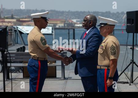 ÉTATS-UNIS Le Sgt Anthony R. Schannette, chef des opérations aériennes affecté à l'escadron 1 des armes et tactiques de l'aviation maritime (MAWTS-1), reçoit son certificat de retraite à bord du porte-avions USS Midway, à San Diego, en Californie, en 27 avril 2022. Le sergent-chef Schannette a pris sa retraite après 21 ans de service honorable. Banque D'Images