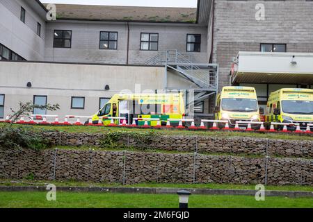 Truro, Royaume-Uni, 4th janvier 2023, des ambulances attendent devant A & E à l'hôpital Royal Cornwall de Treliske, Truro. Les patients doivent attendre leur tour, ce qui peut être de nombreuses heures pour être pris dans A&E pour être vu. Cela est dû à un arriéré de patients de l'hôpital qui ne peuvent pas être renvoyés dans la communauté lorsqu'ils sont prêts à être libérés, ainsi qu'à une pression supplémentaire sur les lits due à Covid-19 et à la grippe.Credit: Keith Larby/Alamy Live News Banque D'Images