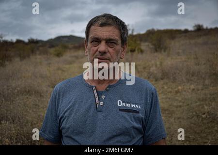 Giorgi Begiashvili (50) près du territoire occupé. Comme Giorgi l'a mentionné à environ 100 mètres, il ya des Russes, contrôlant le territoire occupé et les clôtures barbelées qui sont déplacées à temps, il y a eu de nombreux cas lorsque les gardes russes ont enlevé des gens, comme les villageois sont effrayés vivant dans la zone de peur, à Mejvriskhevi, Géorgie sur 15 octobre 2022. 14 ans se sont écoulés depuis la deuxième invasion de la région de l'Ossétie du Sud en Géorgie. La deuxième fois que les forces militaires russes ont réussi à s'emparer du territoire, elle a commencé à reconnaître comme l'État de facto de l'Ossétie du Sud. Aujourd'hui, étatiste Banque D'Images