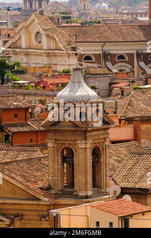 Vue détaillée sur les toits de Rome avec les basiliques catholiques et les monuments, Italie Banque D'Images