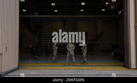 ÉTATS-UNIS Force aérienne Brig. Le général Michael Conley (à gauche), commandant adjoint du Commandement de la composante spatiale de la Force combinée, le colonel Terence Taylor (au centre), le commandant de l’escadre des opérations spéciales de 27th et le lieutenant-colonel Michael Hardwick, commandant de l’escadron de soutien des opérations spéciales de 27th (à droite), Tenez-vous près d'une porte de suspension pendant la visite autoguidée de l'exposition statique pendant le Symposium 2022 de l'escadron de soutien des opérations (OSS) à la base aérienne de Cannon, N.M. 27 avril 2022. Le Symposium de l'escadron de soutien des opérations a permis aux commandants d'escadron et aux dirigeants principaux enrôler de communiquer avec les gestionnaires fonctionnels du groupe spécial de la Force aérienne Banque D'Images