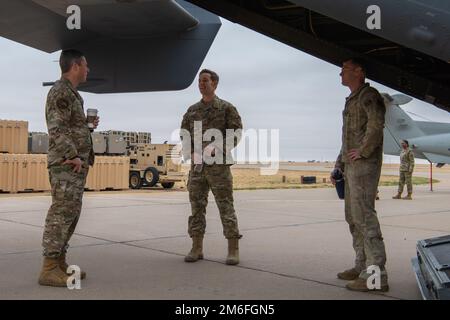 ÉTATS-UNIS Force aérienne Brig. Général Michael Conley (à gauche), commandant adjoint du Commandement de la composante spatiale de la Force combinée, état-major. Le Sgt Benjamin Stephenson (au centre), 20th escadron des opérations spéciales (20 RE) CV-22 Osprey, mécanicien de bord et capitaine Henry Adams, 20 SOS CV-22 Osprey Pilot, se tiennent à côté d'un CV-22 Osprey lors de la visite autoguidée de l'étalage statique au Symposium 2022 de l'escadron de soutien aux opérations (OSS) à la base aérienne de Cannon, À N.M. 27 avril 2022. Le Symposium de l'escadron de soutien des opérations a permis aux commandants d'escadron et aux dirigeants principaux inscrits de communiquer avec les gestionnaires fonctionnels de la Force aérienne Banque D'Images