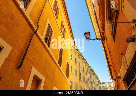 Rues étroites avec de vieux bâtiments résidentiels médiaval à Rome, Italie Banque D'Images