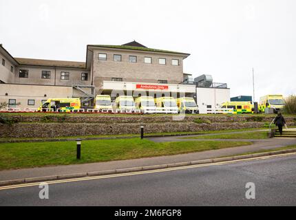 Truro, Royaume-Uni, 4th janvier 2023, des ambulances attendent devant A & E à l'hôpital Royal Cornwall de Treliske, Truro. Les patients doivent attendre leur tour, ce qui peut être de nombreuses heures pour être pris dans A&E pour être vu. Cela est dû à un arriéré de patients de l'hôpital qui ne peuvent pas être renvoyés dans la communauté lorsqu'ils sont prêts à être libérés, ainsi qu'à une pression supplémentaire sur les lits due à Covid-19 et à la grippe.Credit: Keith Larby/Alamy Live News Banque D'Images