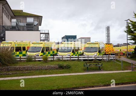 Truro, Royaume-Uni, 4th janvier 2023, des ambulances attendent devant A & E à l'hôpital Royal Cornwall de Treliske, Truro. Les patients doivent attendre leur tour, ce qui peut être de nombreuses heures pour être pris dans A&E pour être vu. Cela est dû à un arriéré de patients de l'hôpital qui ne peuvent pas être renvoyés dans la communauté lorsqu'ils sont prêts à être libérés, ainsi qu'à une pression supplémentaire sur les lits due à Covid-19 et à la grippe.Credit: Keith Larby/Alamy Live News Banque D'Images