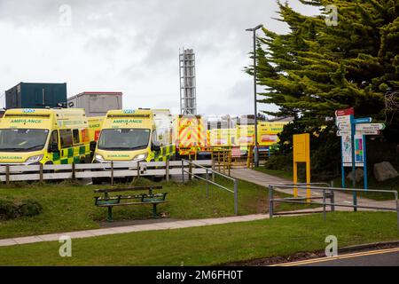 Truro, Royaume-Uni, 4th janvier 2023, des ambulances attendent devant A & E à l'hôpital Royal Cornwall de Treliske, Truro. Les patients doivent attendre leur tour, ce qui peut être de nombreuses heures pour être pris dans A&E pour être vu. Cela est dû à un arriéré de patients de l'hôpital qui ne peuvent pas être renvoyés dans la communauté lorsqu'ils sont prêts à être libérés, ainsi qu'à une pression supplémentaire sur les lits due à Covid-19 et à la grippe.Credit: Keith Larby/Alamy Live News Banque D'Images