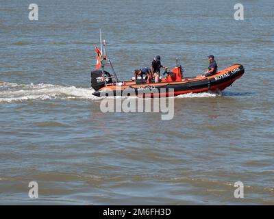 Anvers, Belgique, 24 juillet 2022, Orange bateau en caoutchouc avec trois personnes à bord des voiles près d'Anvers sur l'Escaut Banque D'Images