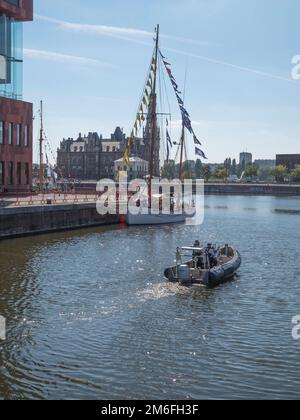 Anvers, Belgique, 24 juillet 2022, bateau en caoutchouc de la police bruxelloise navigue sur l'Escaut à Anvers près du musée MAS Banque D'Images