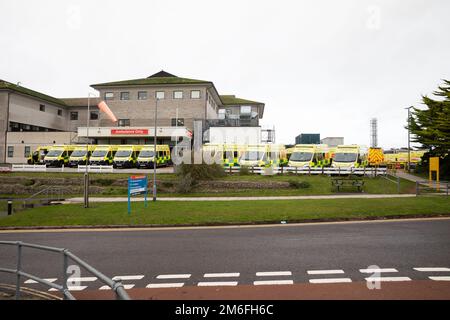 Truro, Royaume-Uni, 4th janvier 2023, des ambulances attendent devant A & E à l'hôpital Royal Cornwall de Treliske, Truro. Les patients doivent attendre leur tour, ce qui peut être de nombreuses heures pour être pris dans A&E pour être vu. Cela est dû à un arriéré de patients de l'hôpital qui ne peuvent pas être renvoyés dans la communauté lorsqu'ils sont prêts à être libérés, ainsi qu'à une pression supplémentaire sur les lits due à Covid-19 et à la grippe.Credit: Keith Larby/Alamy Live News Banque D'Images