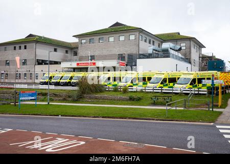 Truro, Royaume-Uni, 4th janvier 2023, des ambulances attendent devant A & E à l'hôpital Royal Cornwall de Treliske, Truro. Les patients doivent attendre leur tour, ce qui peut être de nombreuses heures pour être pris dans A&E pour être vu. Cela est dû à un arriéré de patients de l'hôpital qui ne peuvent pas être renvoyés dans la communauté lorsqu'ils sont prêts à être libérés, ainsi qu'à une pression supplémentaire sur les lits due à Covid-19 et à la grippe.Credit: Keith Larby/Alamy Live News Banque D'Images