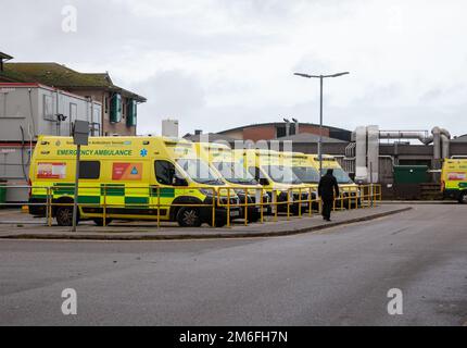 Truro, Royaume-Uni, 4th janvier 2023, des ambulances attendent devant A & E à l'hôpital Royal Cornwall de Treliske, Truro. Les patients doivent attendre leur tour, ce qui peut être de nombreuses heures pour être pris dans A&E pour être vu. Cela est dû à un arriéré de patients de l'hôpital qui ne peuvent pas être renvoyés dans la communauté lorsqu'ils sont prêts à être libérés, ainsi qu'à une pression supplémentaire sur les lits due à Covid-19 et à la grippe.Credit: Keith Larby/Alamy Live News Banque D'Images