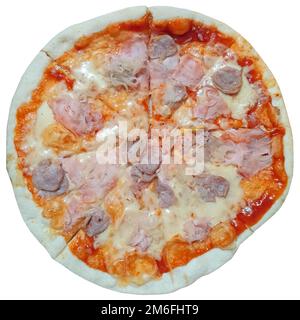 Pizza fraîche appétissante avec de délicieux ingrédients isolés sur fond blanc. Pizza savoureuse sur l'assiette Banque D'Images