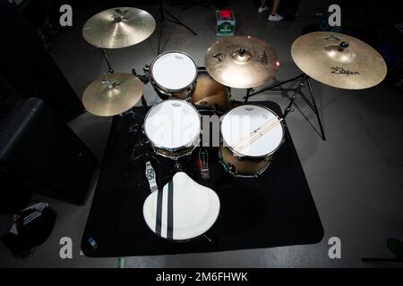 Kit du batteur Jon Beavis photographié à Factory Studios, Bristol. Banque D'Images