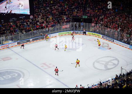 COLOGNE, ALLEMAGNE - 2 JANVIER 2023: Match de hockey DEL Kölner Haie - Düsseldorfer EG Banque D'Images