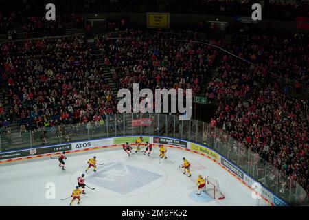 COLOGNE, ALLEMAGNE - 2 JANVIER 2023: Match de hockey DEL Kölner Haie - Düsseldorfer EG Banque D'Images