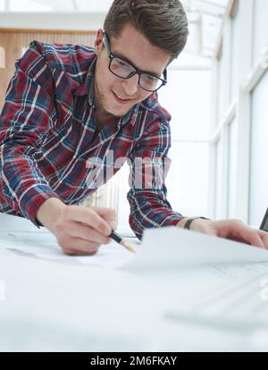 Close-up of engineers mains avec plus de stylos bleus avec des croquis de projets Banque D'Images